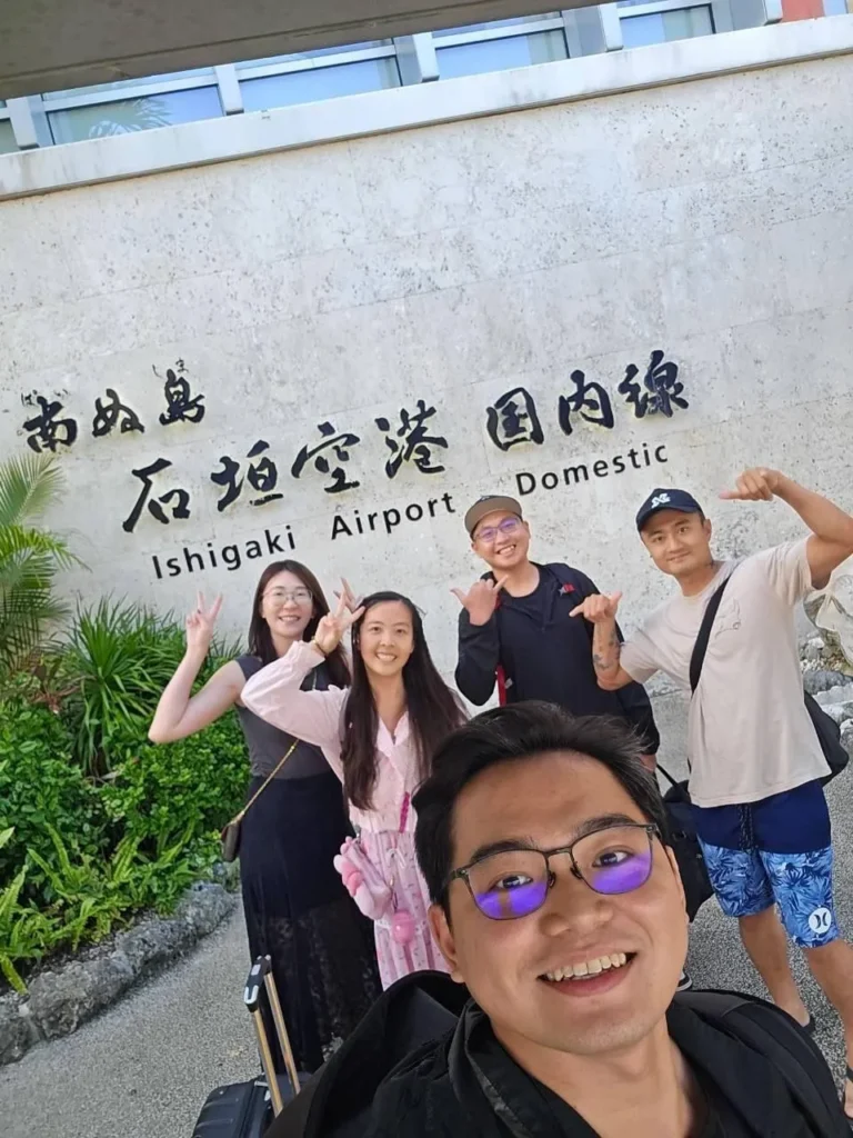 潛雪團員在石垣空港國內線入口前合影