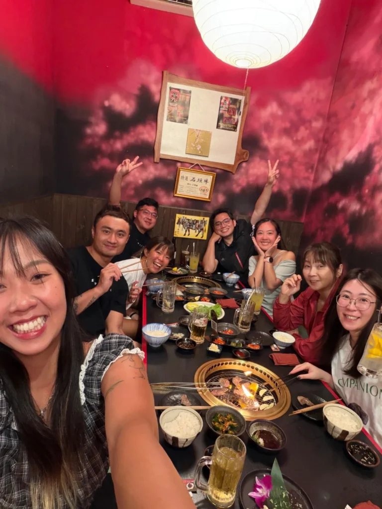 潛旅團員在石垣島燒肉店聚餐合影