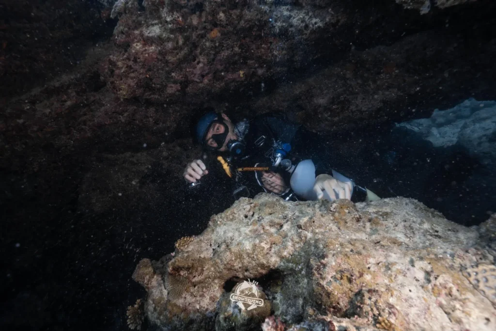 潛水員在石垣島海底洞穴中穿越