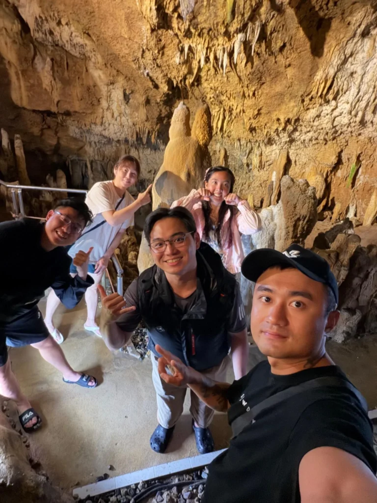 潛旅團員在石垣島鍾乳洞內合影自拍