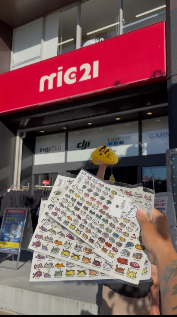 MIC21 潛水用品店門口,手持貼紙